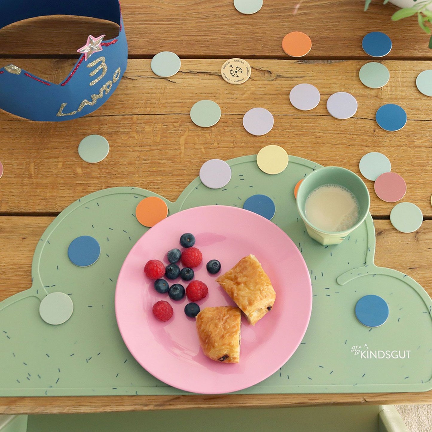 Nahaufnahme der glatten Oberfläche und hochwertigen Verarbeitung des Deko-Konfettis aus Holz.