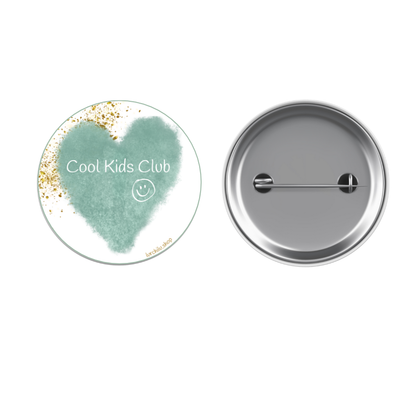 "Weißer Ansteckbutton für Kinder auf Hochzeiten mit der Aufschrift Cool Kids Claub und Lurchilu Logo. Gastgeschenk für Kinder.