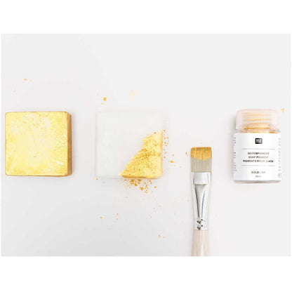 Fertige handgemachte Seife mit goldenem Schimmer-Effekt und Pinsel