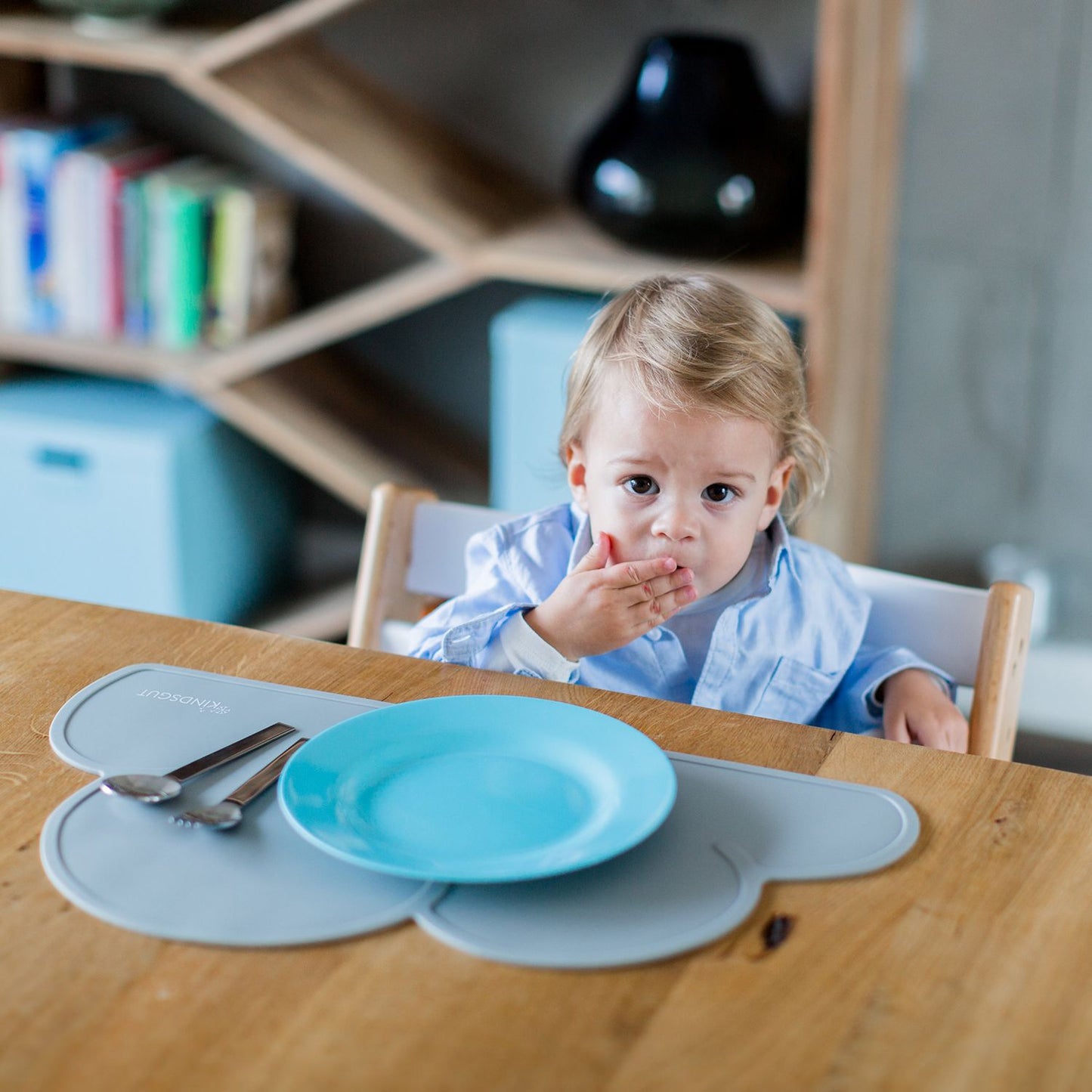 Gedeckter Geburtstagstisch im Bauwagen Lotte bei Lurchilu in Königswinter mit blauen Wolken-Platzsets.