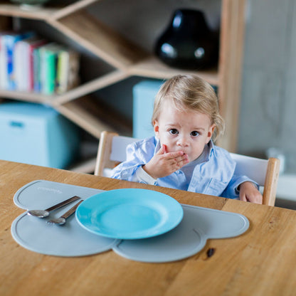 Gedeckter Geburtstagstisch im Bauwagen Lotte bei Lurchilu in Königswinter mit blauen Wolken-Platzsets.