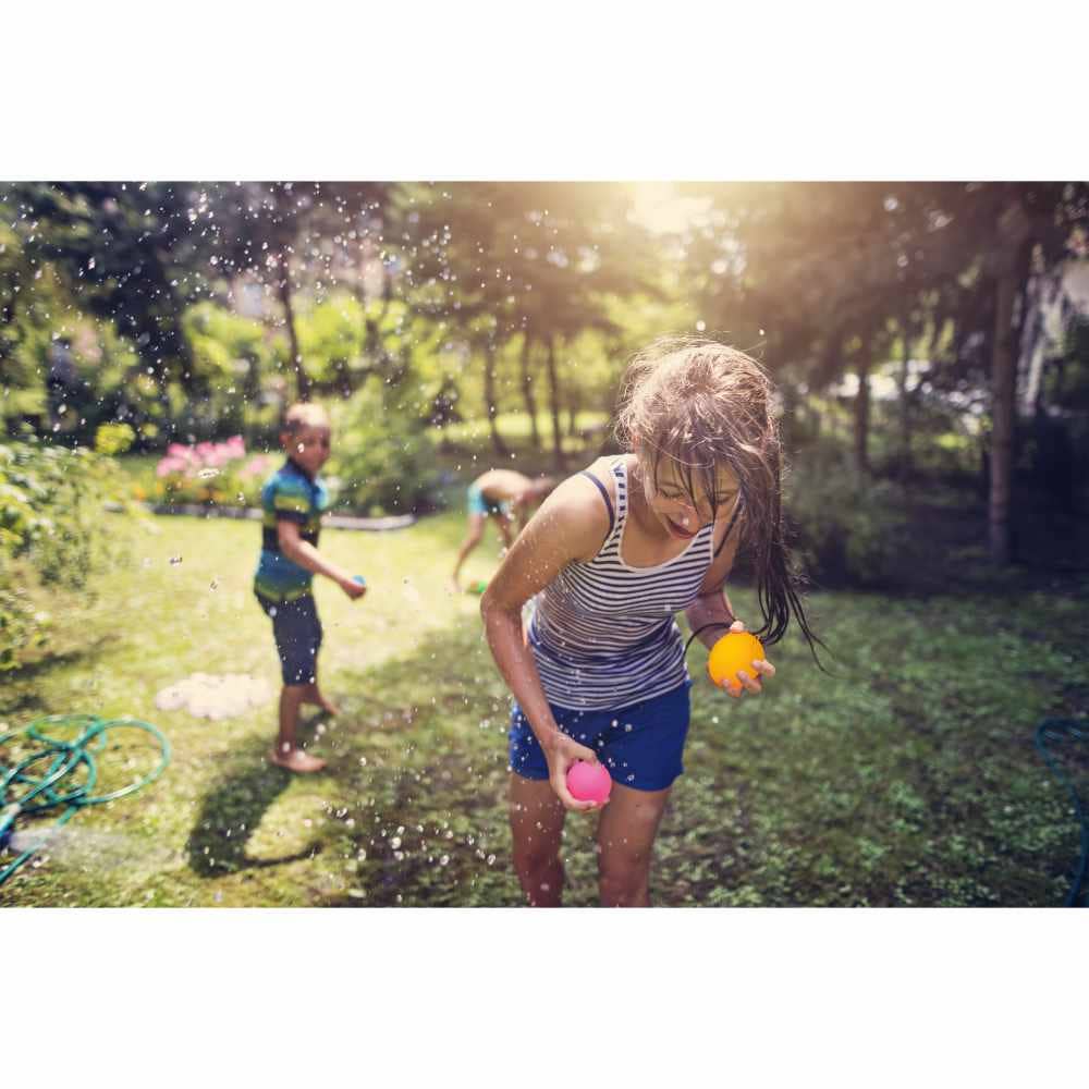 Glückliche Kids bei einer Wasserschlacht mit den weichen WATER SPLASHERN.