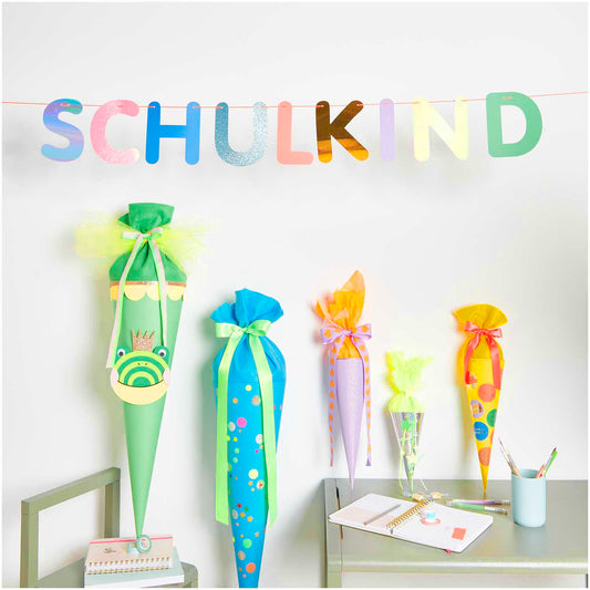 Große bunte Buchstaben der Girlande Schulkind Detailaufnahme