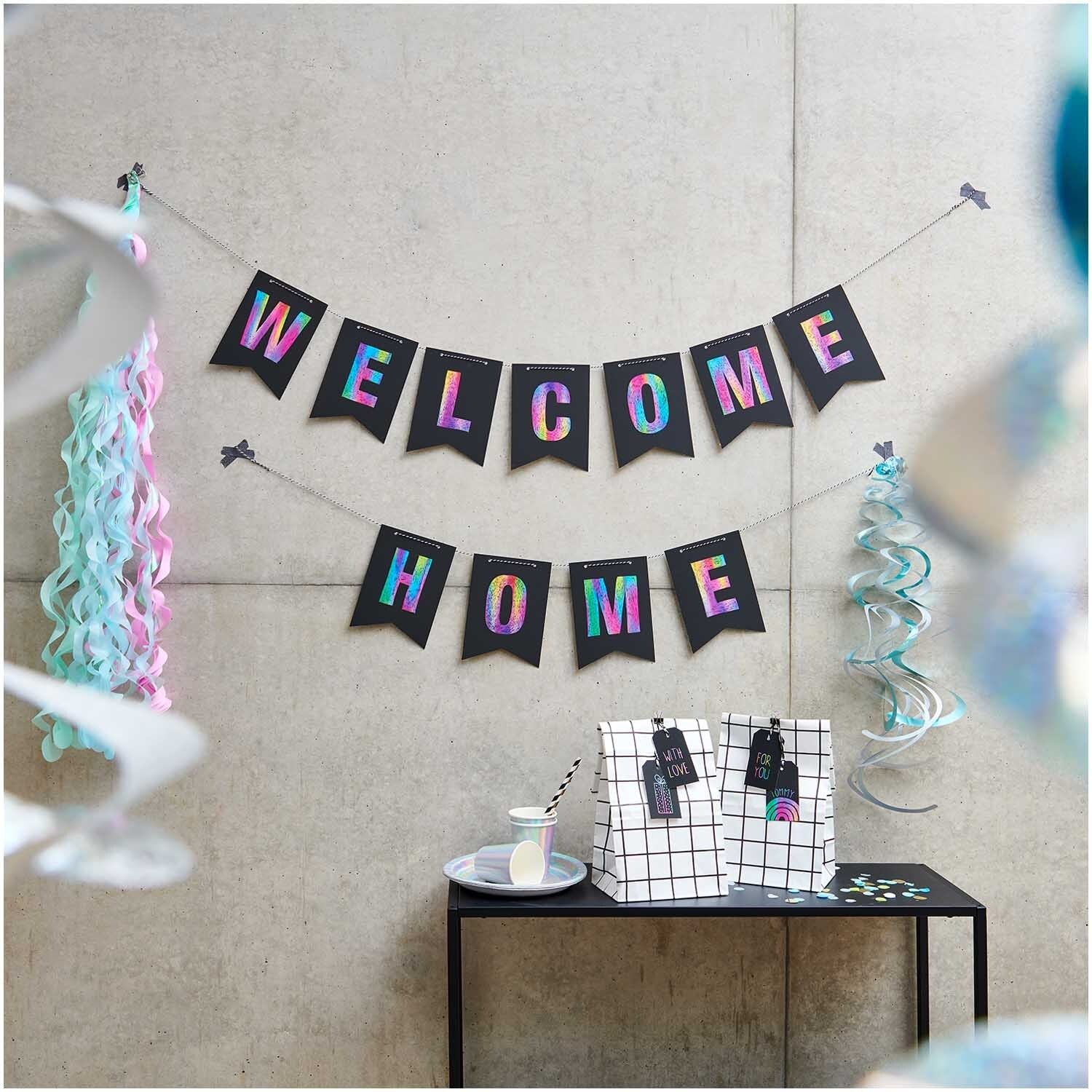 Holzstift kratzt Muster in schwarzen Wimpel und legt Regenbogenfarben frei