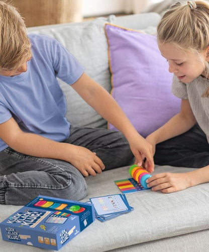 Kind liest Aufgabenkarte für Mathematik und Deutsch im magnetischen Lernspiel.