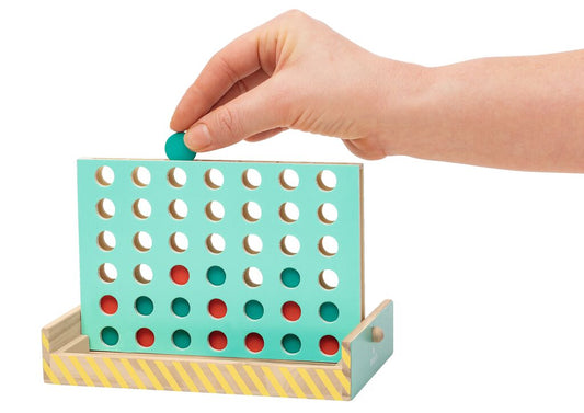 Kompaktes Reisespiel aus Holz ideal als Kinderbeschäftigung im Urlaub oder Restaurant.