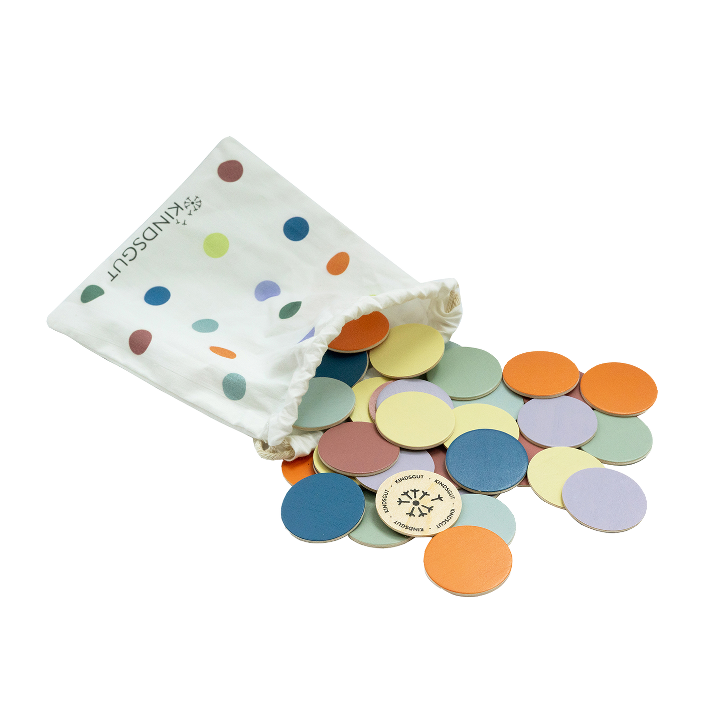 Draufsicht auf buntes Holzkonfetti in modernen Pastelltönen auf hellem Holztisch.