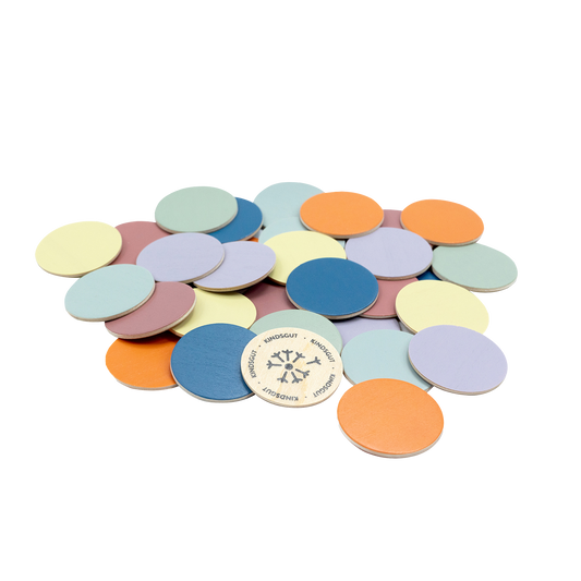 Nachhaltige Tischdekoration mit Holzkonfetti bei einer Kindergeburtstagsfeier.