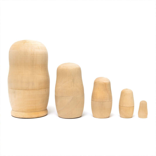 Detailaufnahme einer Holz-Matroschka während der Gestaltung mit Farbe – kreative Geschenkidee und Bastelspaß.