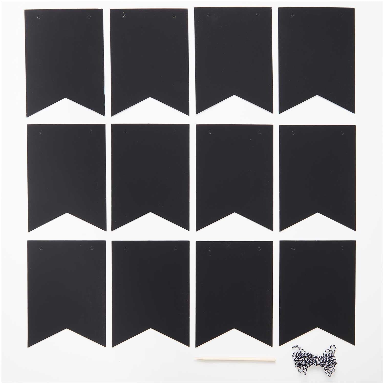 Nahaufnahme Kratzpapier Wimpel mit buntem Schriftzug Happy Birthday