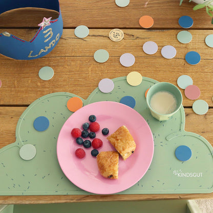 Nahaufnahme der glatten Oberfläche und hochwertigen Verarbeitung des Deko-Konfettis aus Holz.
