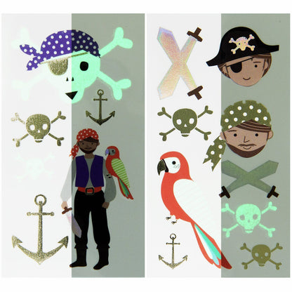 Nahaufnahme der goldenen Veredelung und der Glow-in-the-Dark Details der Piraten-Tattoos.
