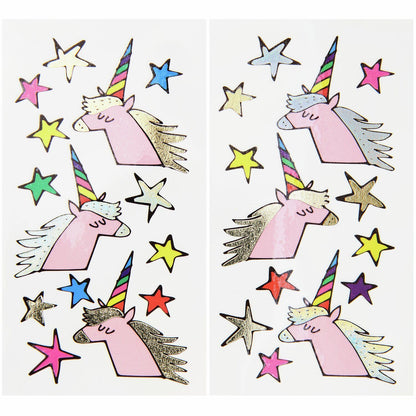 Nahaufnahme der irisierenden und goldenen Glitzereffekte auf den Einhorn-Tattoos.