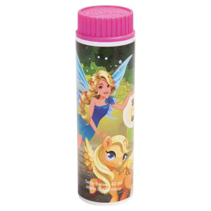 Eine einzelne PUSTEFIX Seifenblasendose mit 42 ml Inhalt im bunten Feen-Design und einem magentafarbenen Deckel vor weißem Hintergrund.