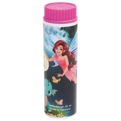 Eine PUSTEFIX Seifenblasendose im Feen-Look als Gastgeschenk auf einem festlich dekorierten Kindertisch für eine Hochzeit.