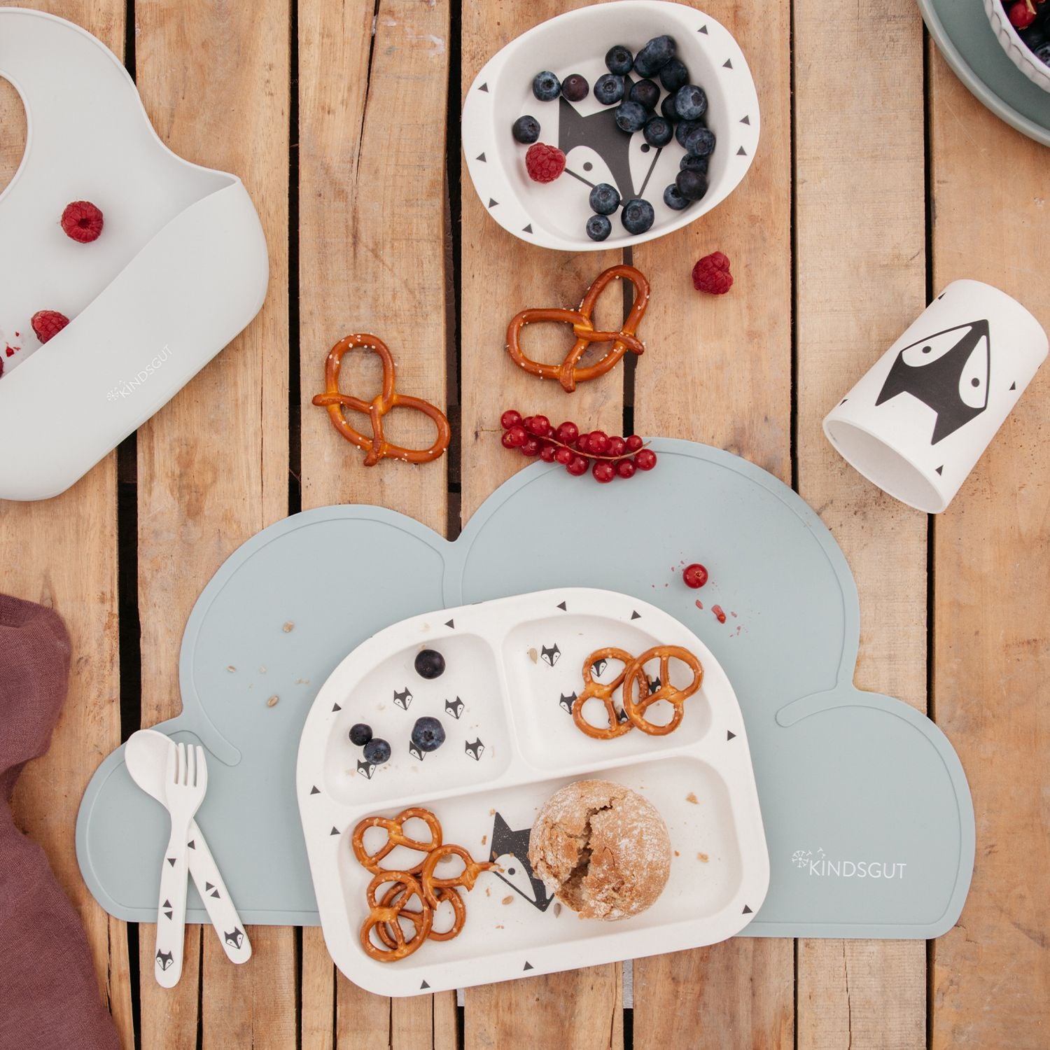 Rutschfeste Unterlage in Wolkenoptik schützt den Holztisch beim Essen lernen und Basteln.