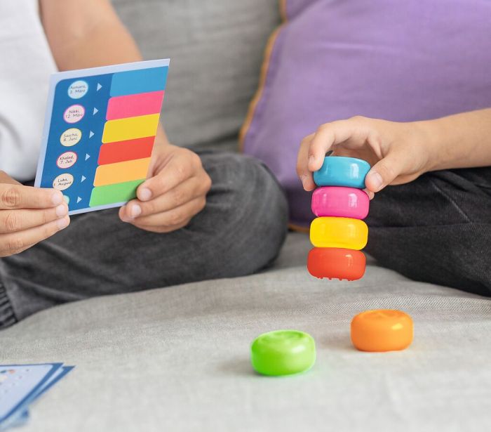 Schulkind nutzt Klick Klack Klug zur spielerischen Vorbereitung auf den Unterricht am Schreibtisch.