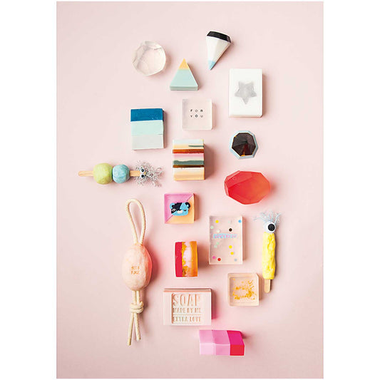 Verschiedene bunte Seifenstücke selbstgemacht in Blau Gelb und Rot