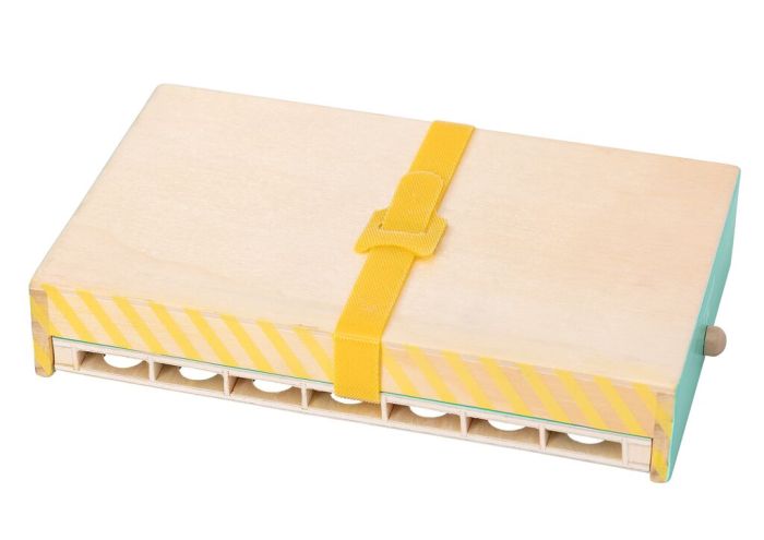 Zusammengeklapptes Holzspiel mit Klettverschluss für einfachen Transport.