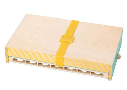 Zusammengeklapptes Holzspiel mit Klettverschluss für einfachen Transport.